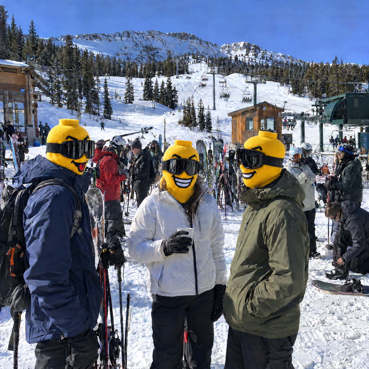 Skier wearing the Roogs ski mask